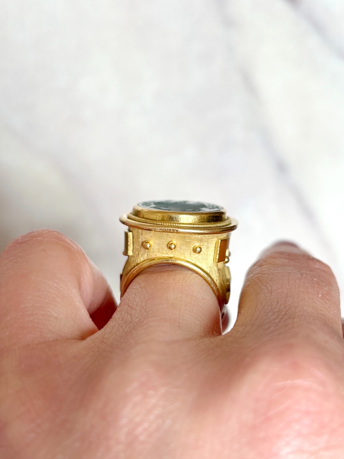 Vintage 18K Coat of Arms Chalcedony Intaglio “NE DESPERES” Seal Signet Ring |37g