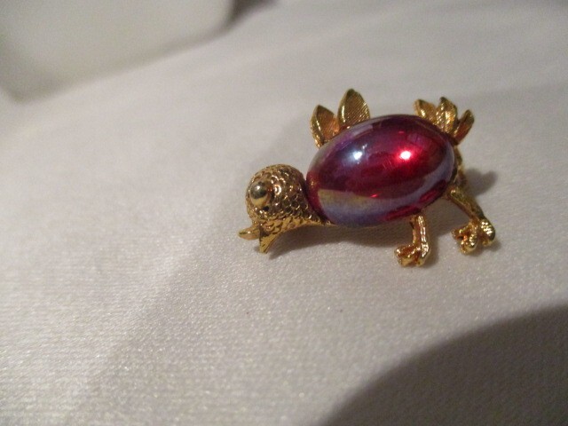 VINTAGE Jelly Belly Textured Goldtone Baby Chick/Bird 1″ L w/Red Cabochon Belly