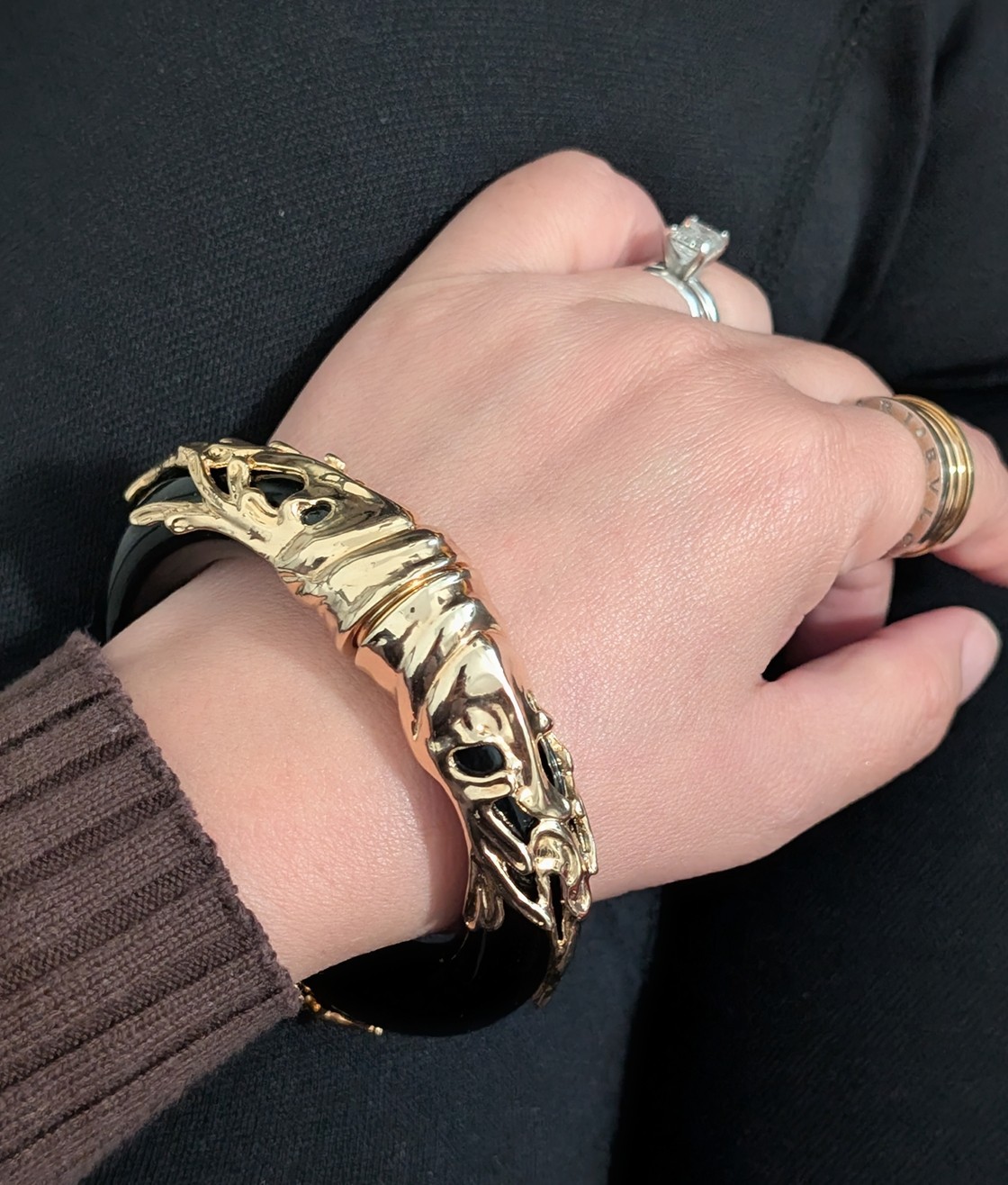 VINTAGE 80’s RARE BAROQUE BLACK LUCITE GOLD TONE HINGED BANGLE BRACELET UNUSED