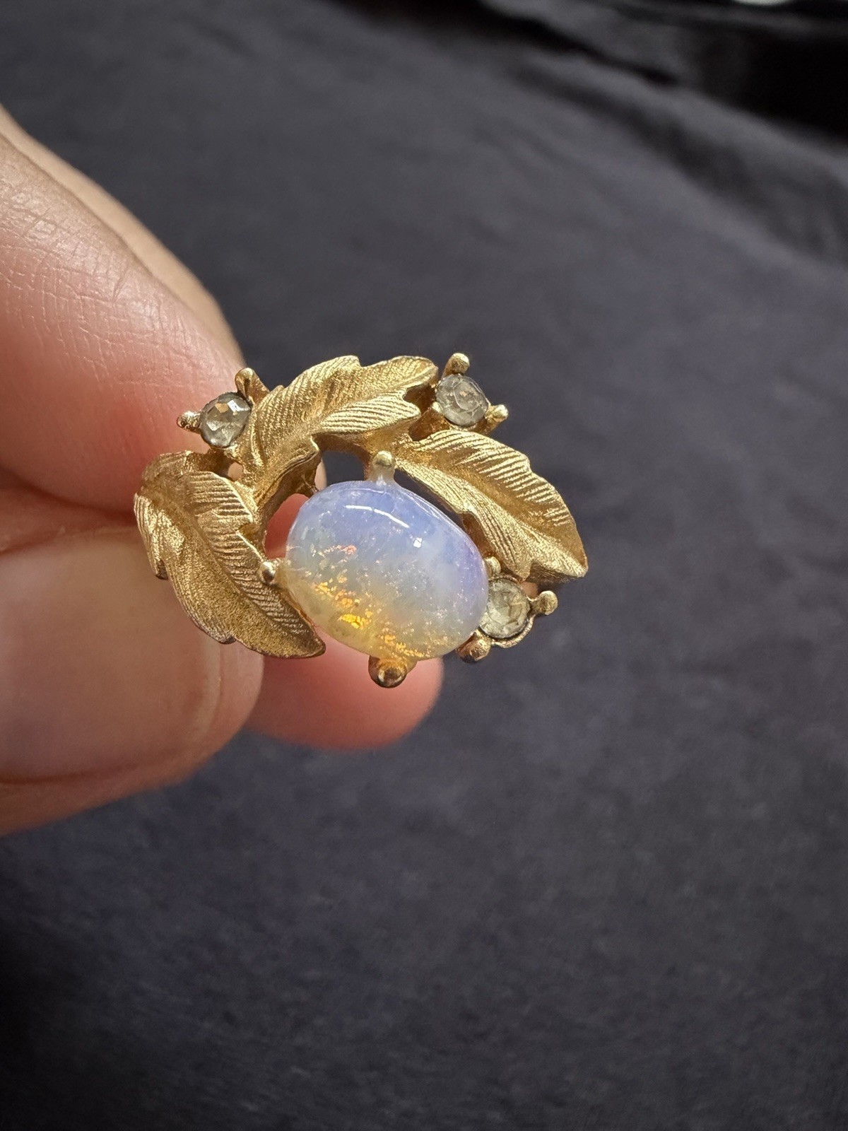 Vintage Avon Gold Tone Opalescent Glass Leaf Ring Rhinestone Accents