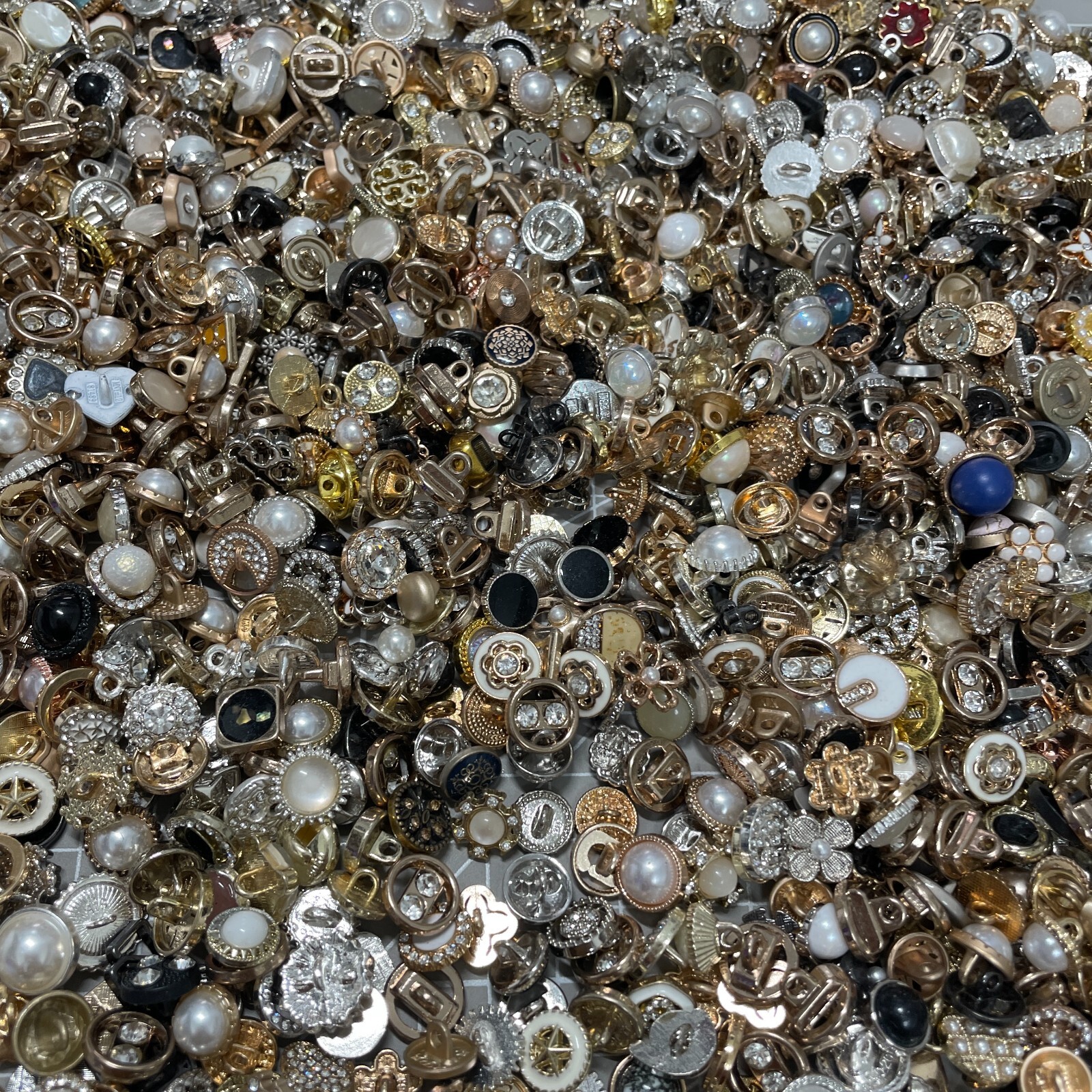 Vintage-now Costume Jewelry makeing Lots button Read Description 50pcs
