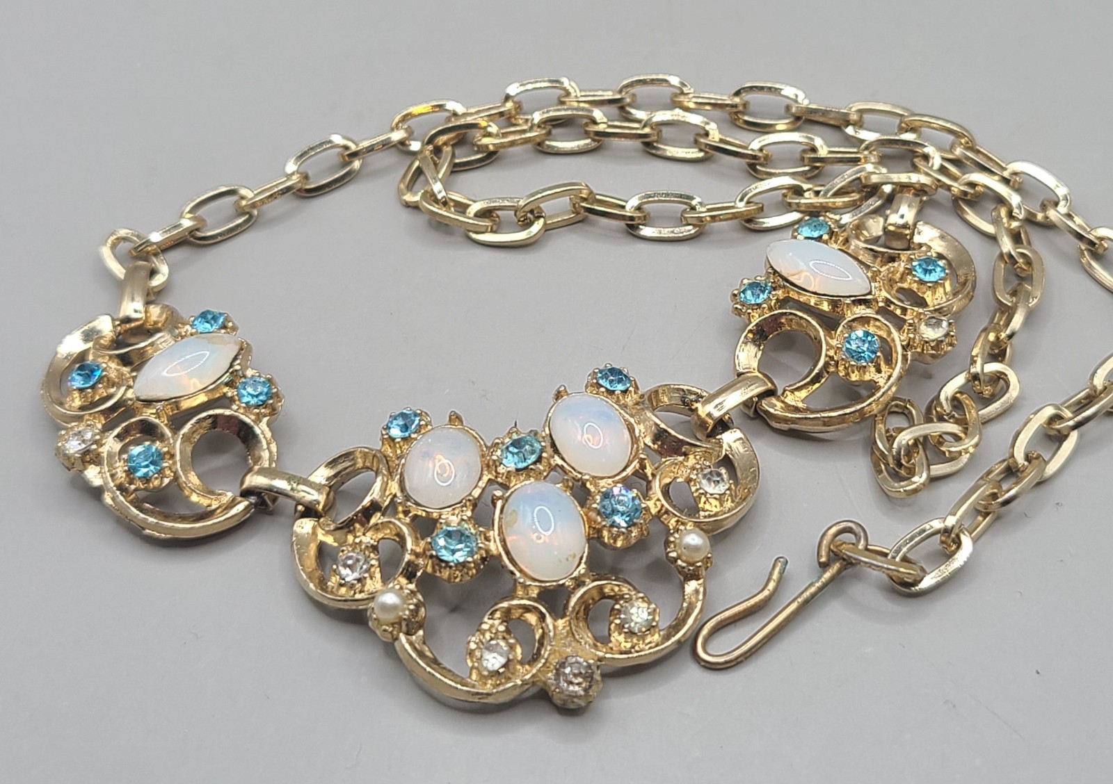 Vtg Unsigned Goldtone Opaline Glass Rhinestone Faux Pearl 17″ Necklace