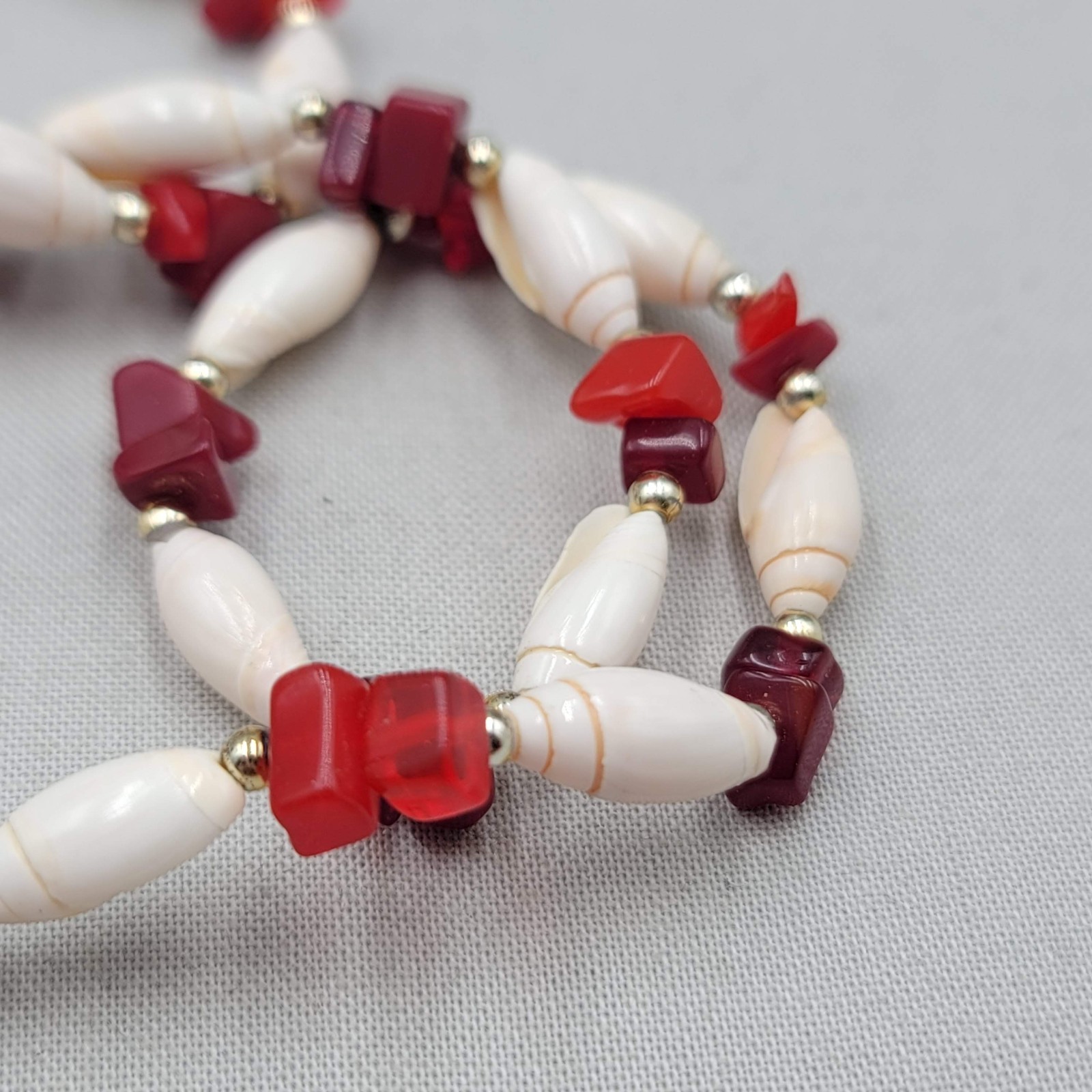 Vintage Seashell and Red Stone Bead Necklace Estate Costume Jewelry 18″