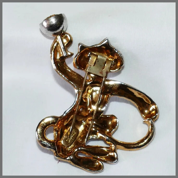 A rare fur clip called the drunk tiger by Samuel Rubin Got Silson. 1930s.