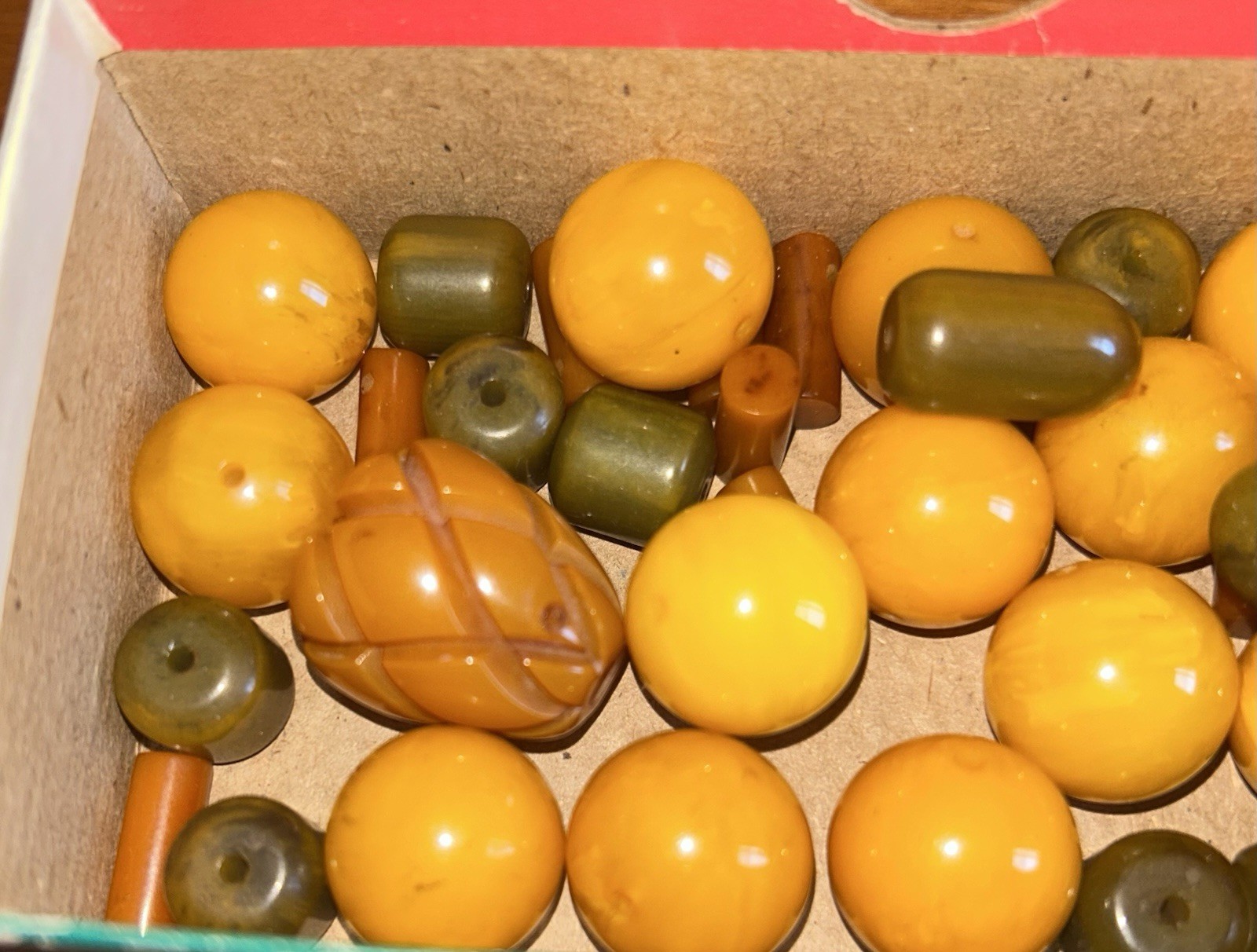 Vintage Bakelite Bead Lot Carved Pineapple Butterscotch Spinach Green 106 Grams