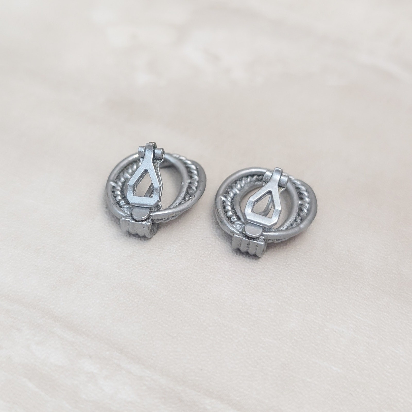 Vintage Clip On Earrings Stylish Matte Silver Tone Overlapping Ovals 1″