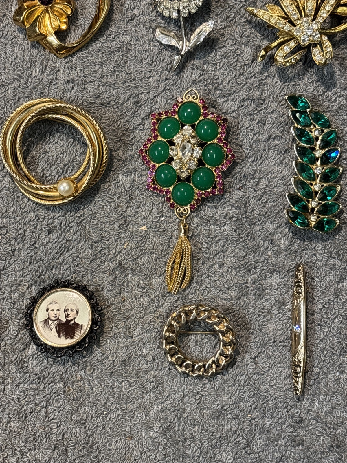 Vintage Brooch Lot Of 21 Brands Are Avon And Unbranded Sizes Range From 1 To 4in