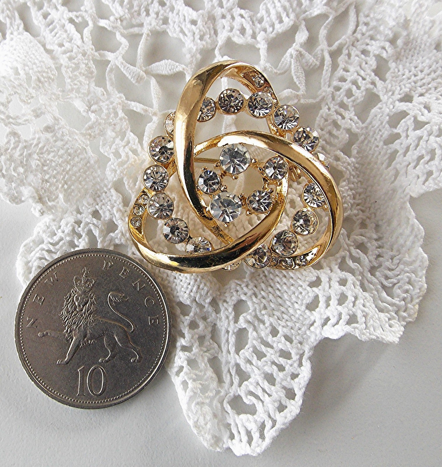 GORGEOUS YELLOW GOLD PLATED SPARKLING RHINESTONE SET 1 5/8″ STATEMENT BROOCH