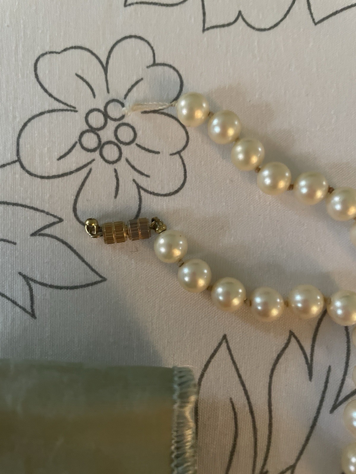 Nice Valencia simulated pearls by Elgin American 23″ w bag needs re-tie on clasp