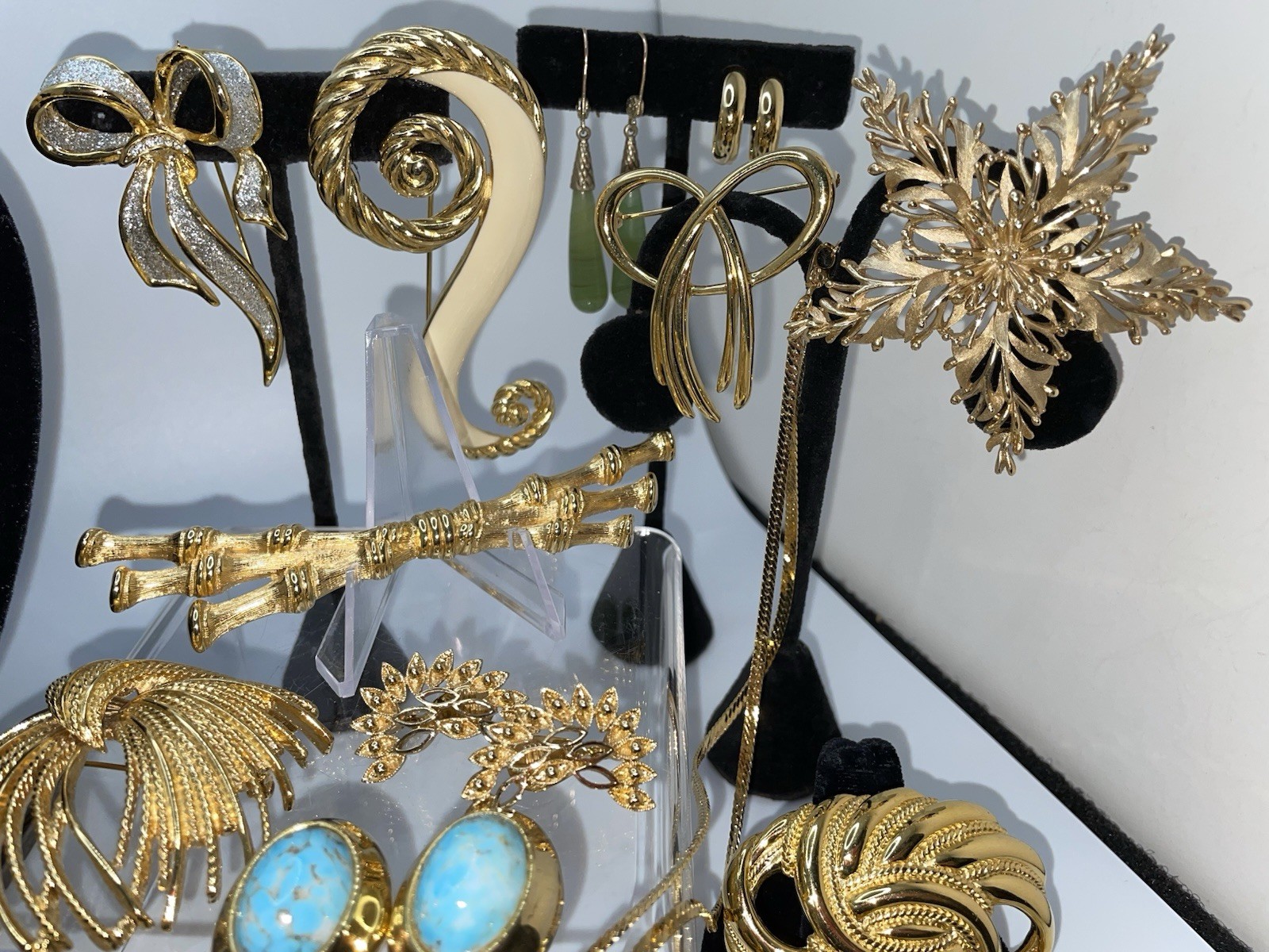 29 Pcs Vintage Gold Tone High End Jewelry Brooch Necklace Earrings Bracelet Lot