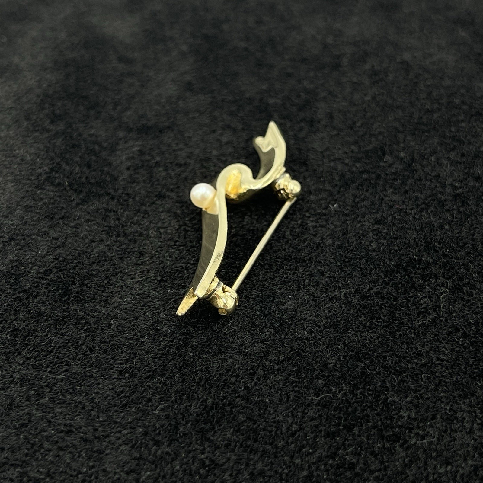 1984 Avon Gold Tone Ribbon Brooch with One Pearl
