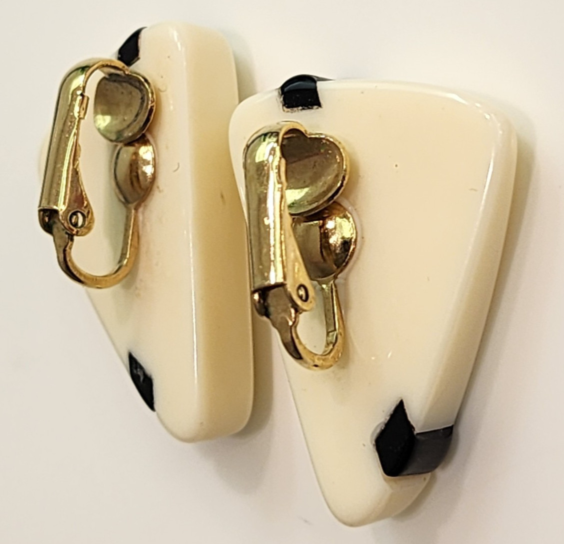 Vintage Black & Ivory Triangle Lucite ? Clip On 1 1/4″ Earrings – Jewelry