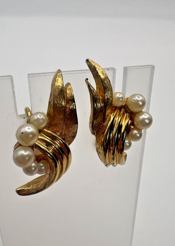 Vintage Coro Pearl Screw Back Earrings Classic Gold Mid Century 1950s Elegant