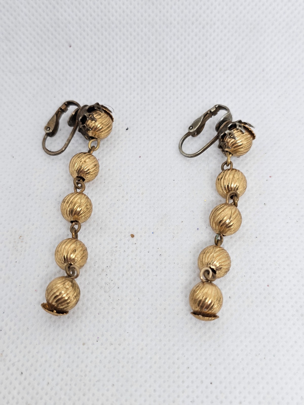 Vintage Gold Tone Ribbed Bead Dangle Clip Earrings Retro Statement Jewelry