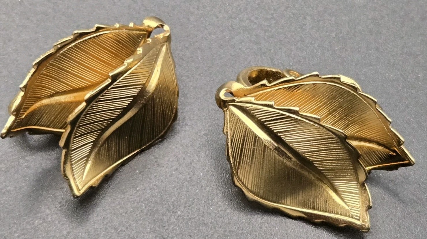 Classic 1960s Vintage Unmarked Gold Tone Double Leaf Earrings Clip On