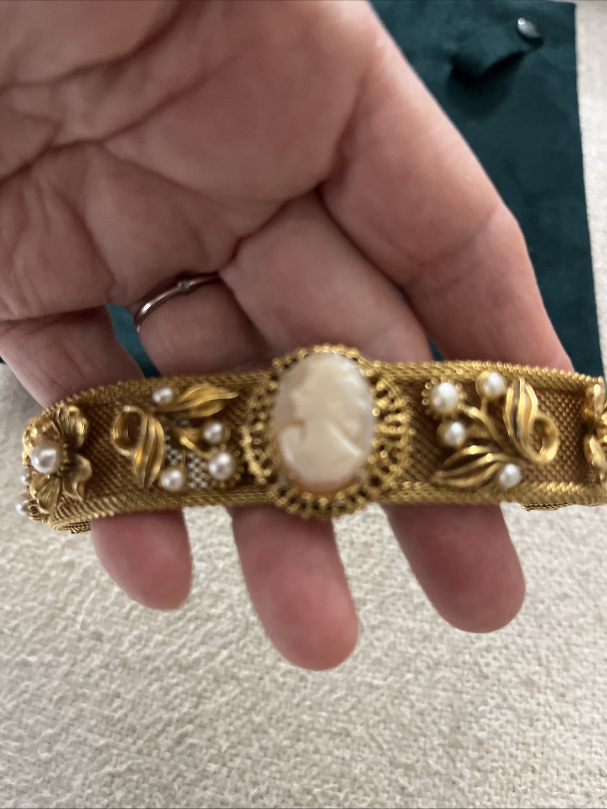 Rare Vintage Gold-Wash Mesh Floral Bracelet w/Cameo & Pearl Detailed Excellent