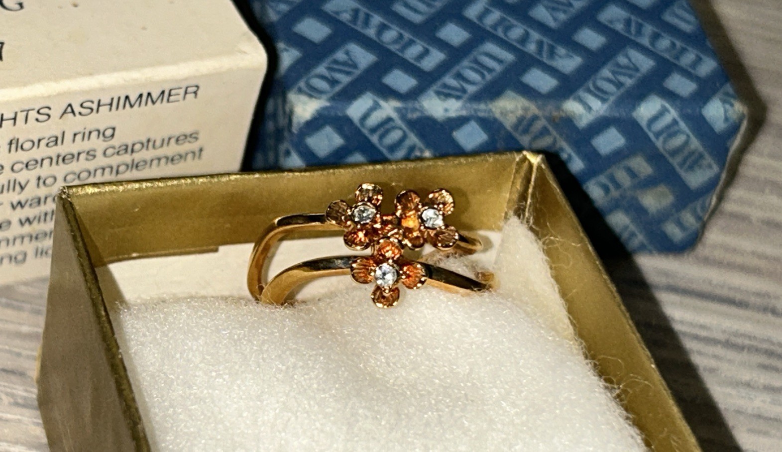 VTG AVON RING – “FLOWER BRIGHTS” GOLD TONE 3 FLOWERS W/ RHINESTONES Size 7