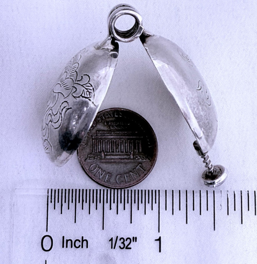 Vintage Sterling Silver 925 Hand Engraved Lotus Flower Round Locket Pendant 29mm
