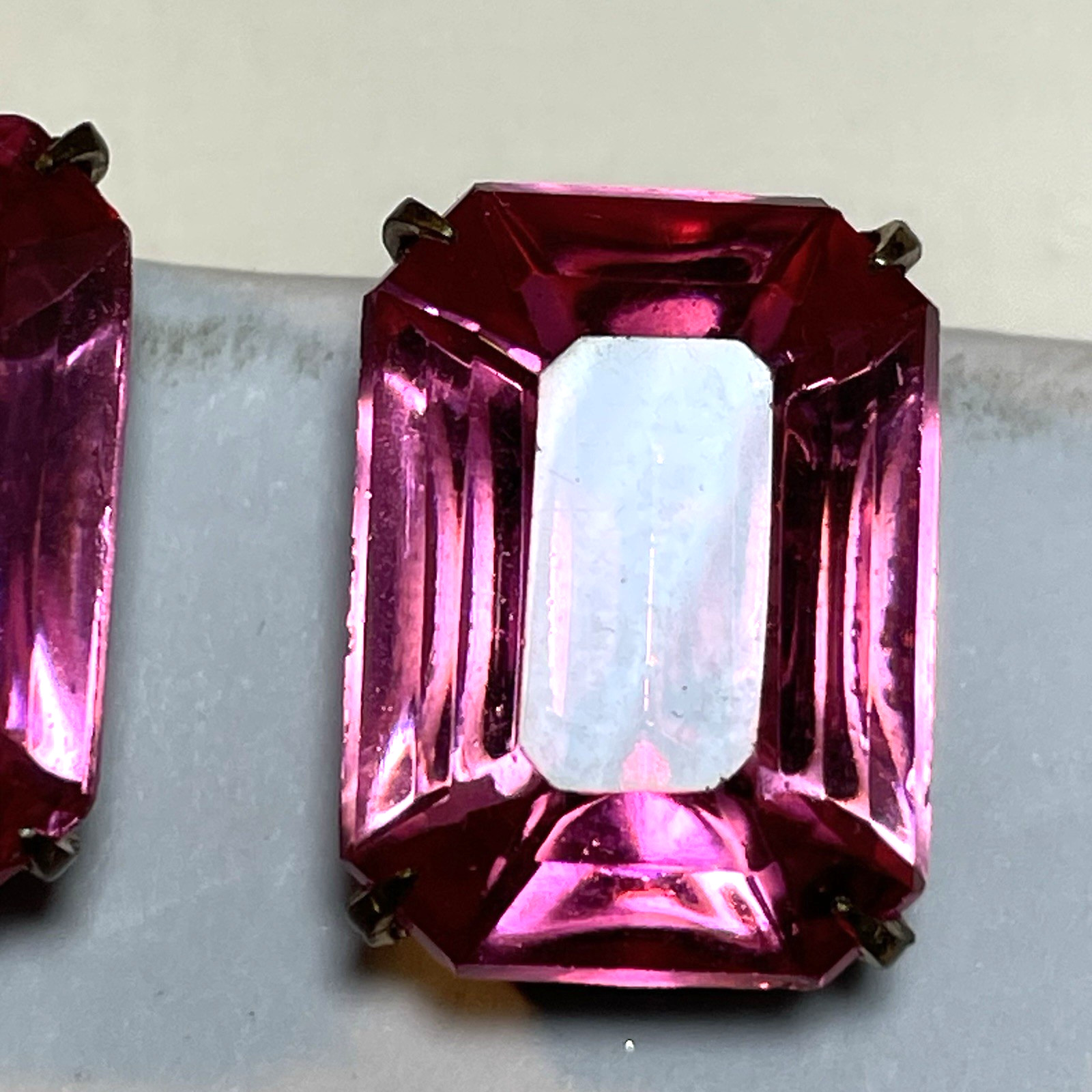 PR VTG LARGE EMERALD CUT BOLD FUCHSIA OR PINK RHINESTONE SCREW BACK EARRINGS