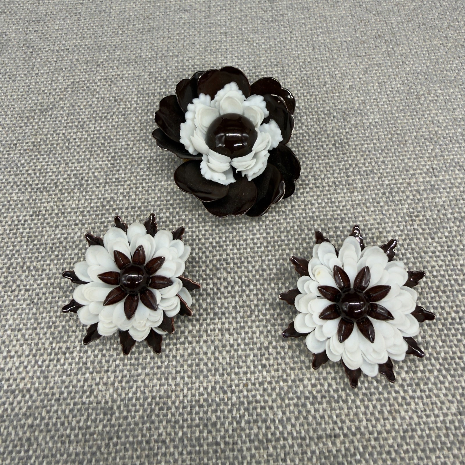 Vintage Flower Brooch Earrings Set Enamel Acrylic Brown White Clip Ons