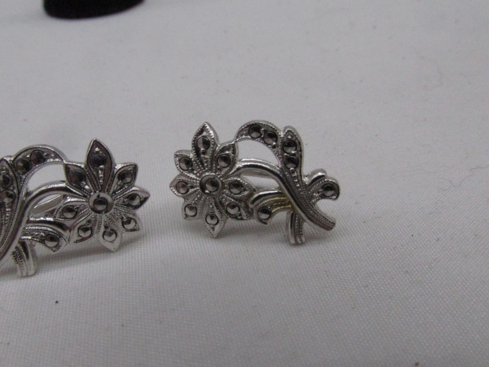 Vintage Sterling Silver & Marcasite Flower Shaped Screw Back Earrings .75″ #221