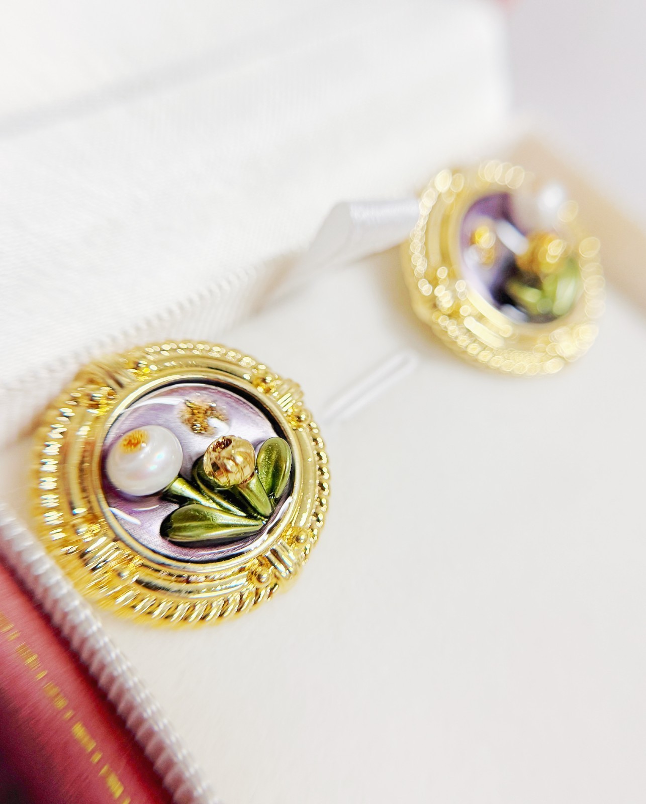 vintage gold earrings, White pearl earrings, floral earrings, gold stud earrings