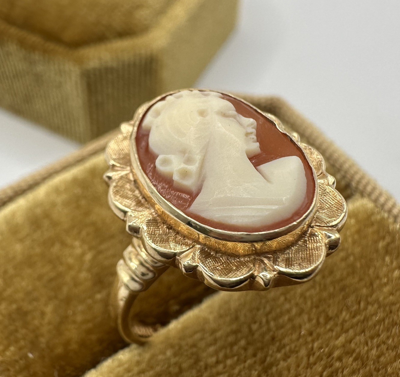 Vintage 14k Yellow Gold Carved Shell Oval Portrait Lady Cameo Ring ~ Size 6