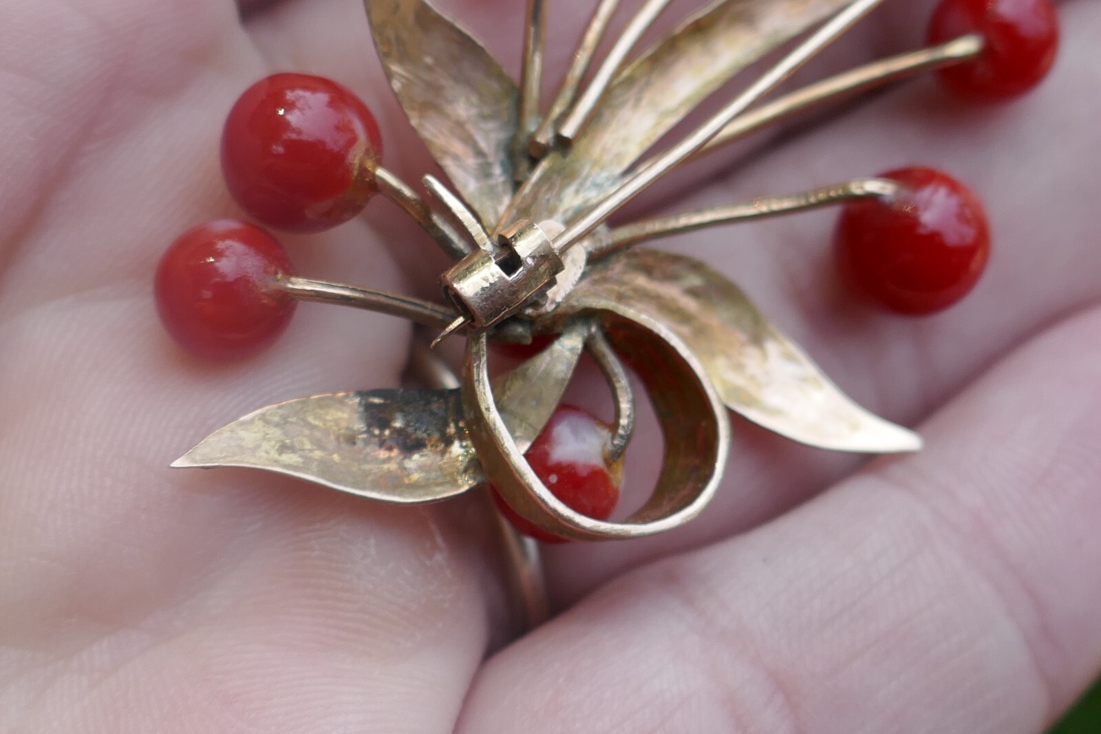 Vintage 10kt+ Rose Gold & 6.4mm Coral Pin / Brooch – 8.6g.