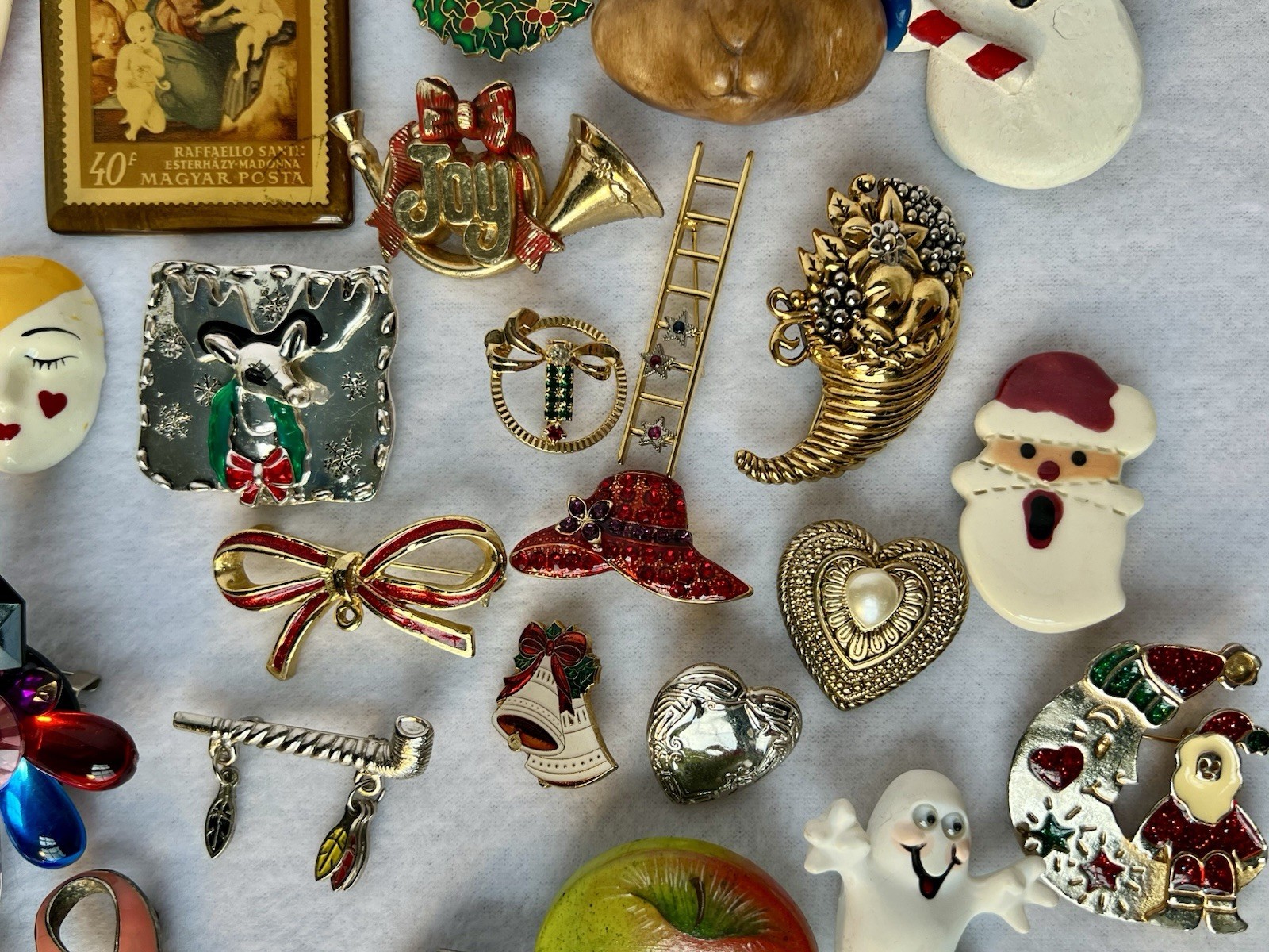 Lot Of 28 Vintage Brooches 9oz Holiday, Figural, Metal, Stone, Plastic Pre Owned