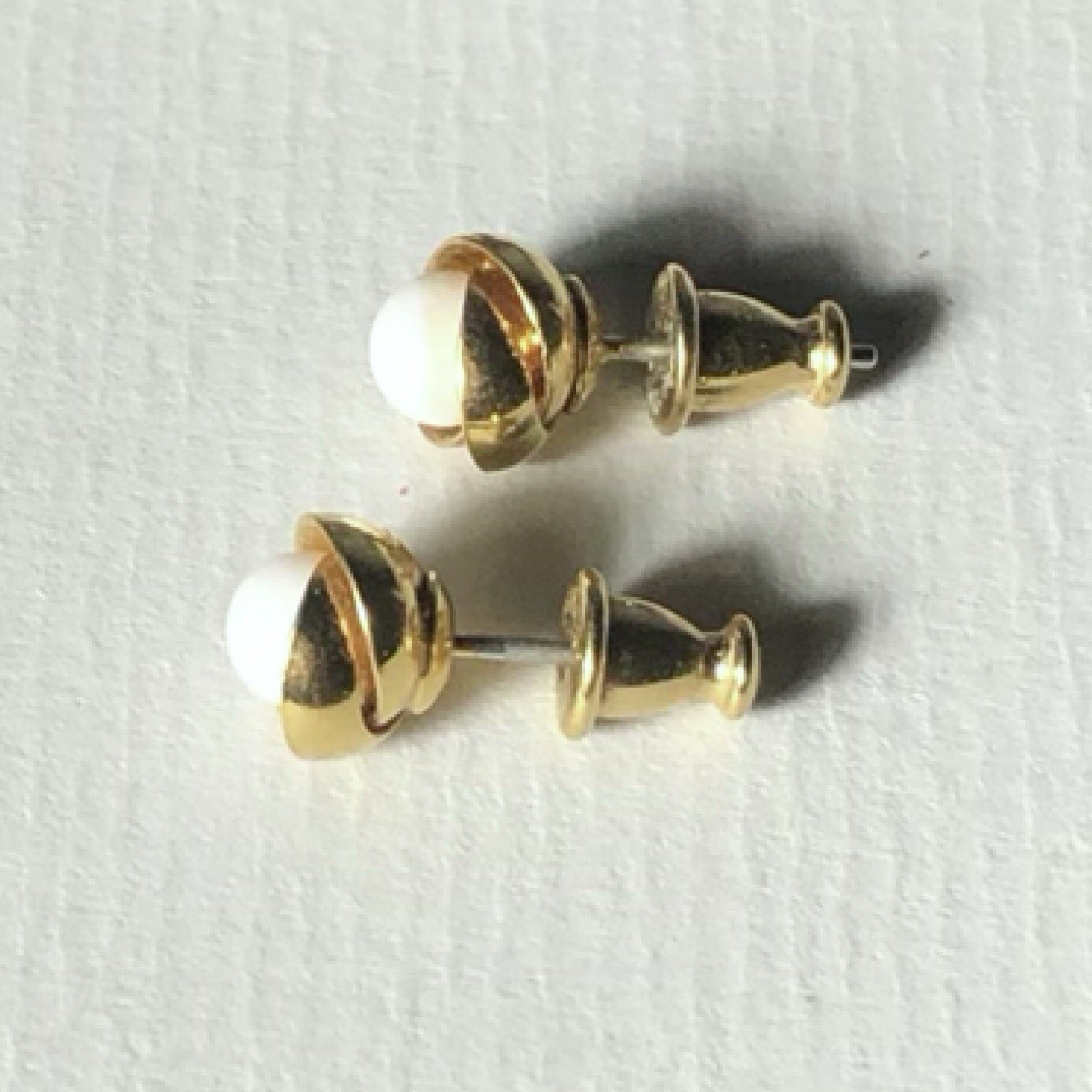 VTG POST EARRINGS SIGNED MONET SMALL WHITE CAB CENTERED IN GOLD TONE PETALS