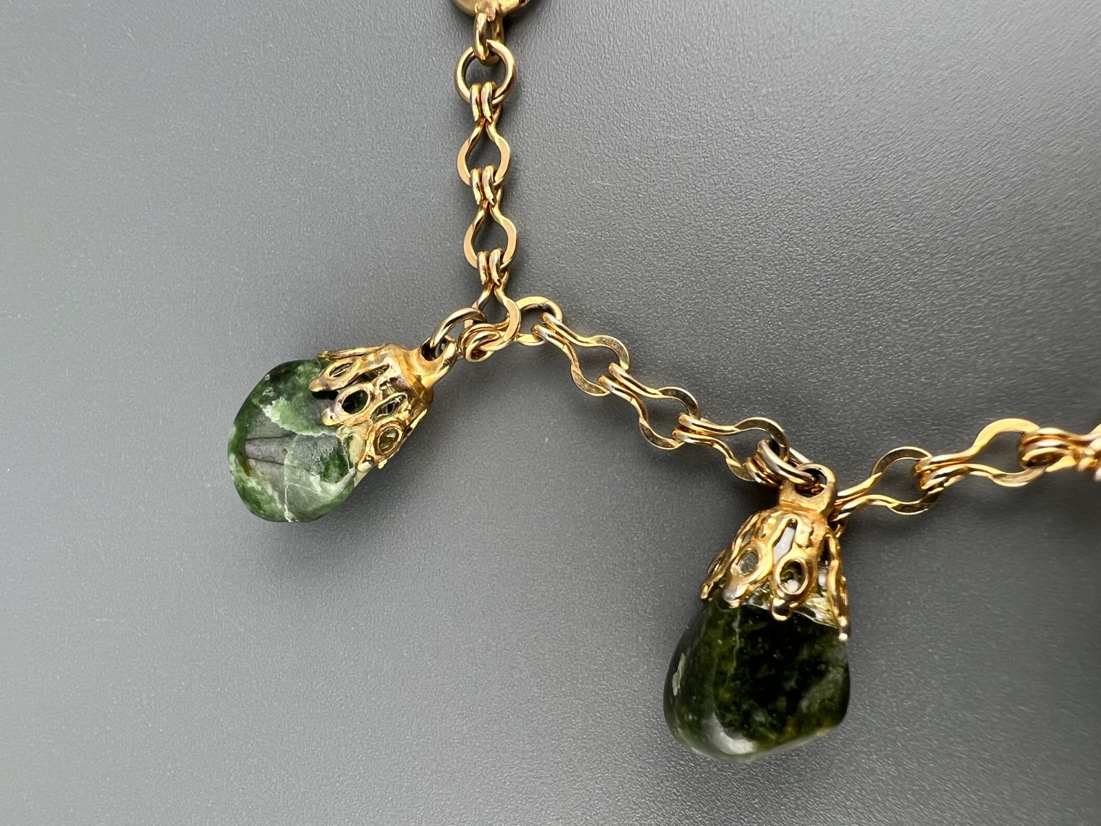 Vintage Charm Bracelet Green Gemstone Gold Tone Serpentine 7″ Fancy Link Boho