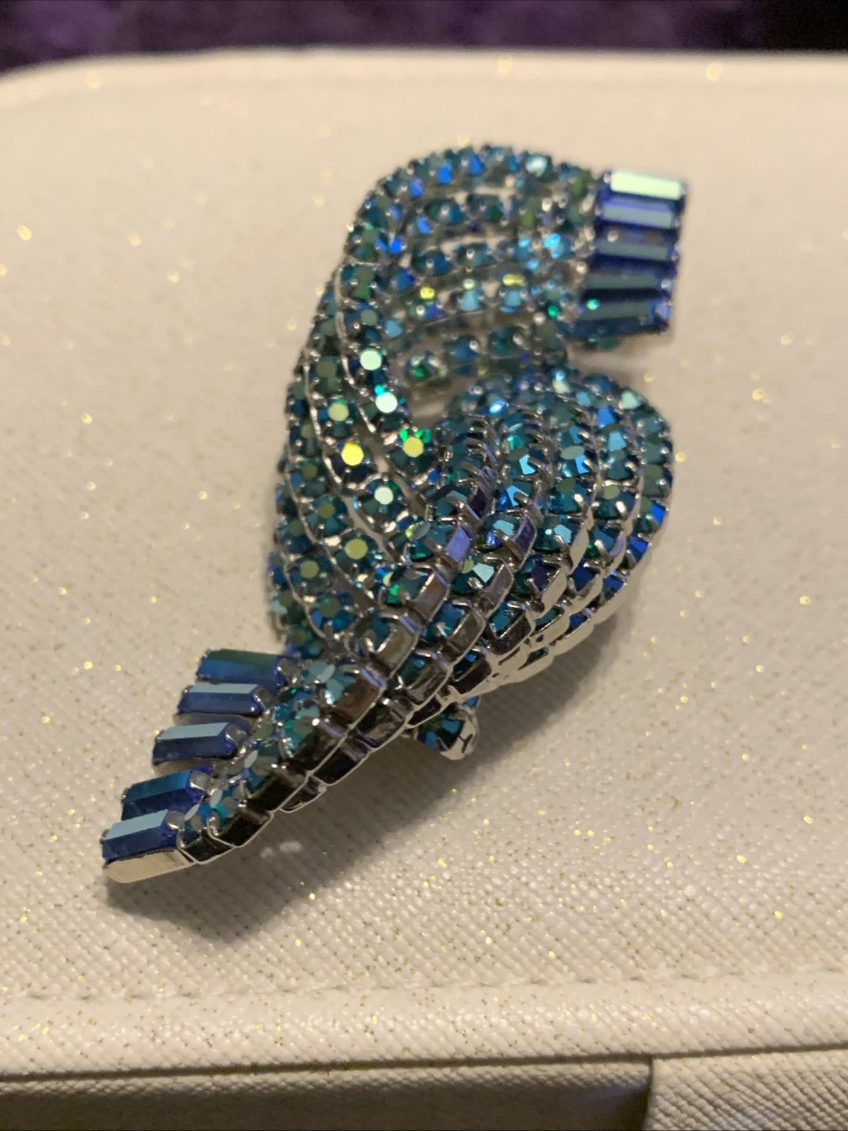 COCO’S ESTATE VTG KRAMER-STYLE BLUE AB DOUBLE TWIST BROOCH DEMI PARURE SET