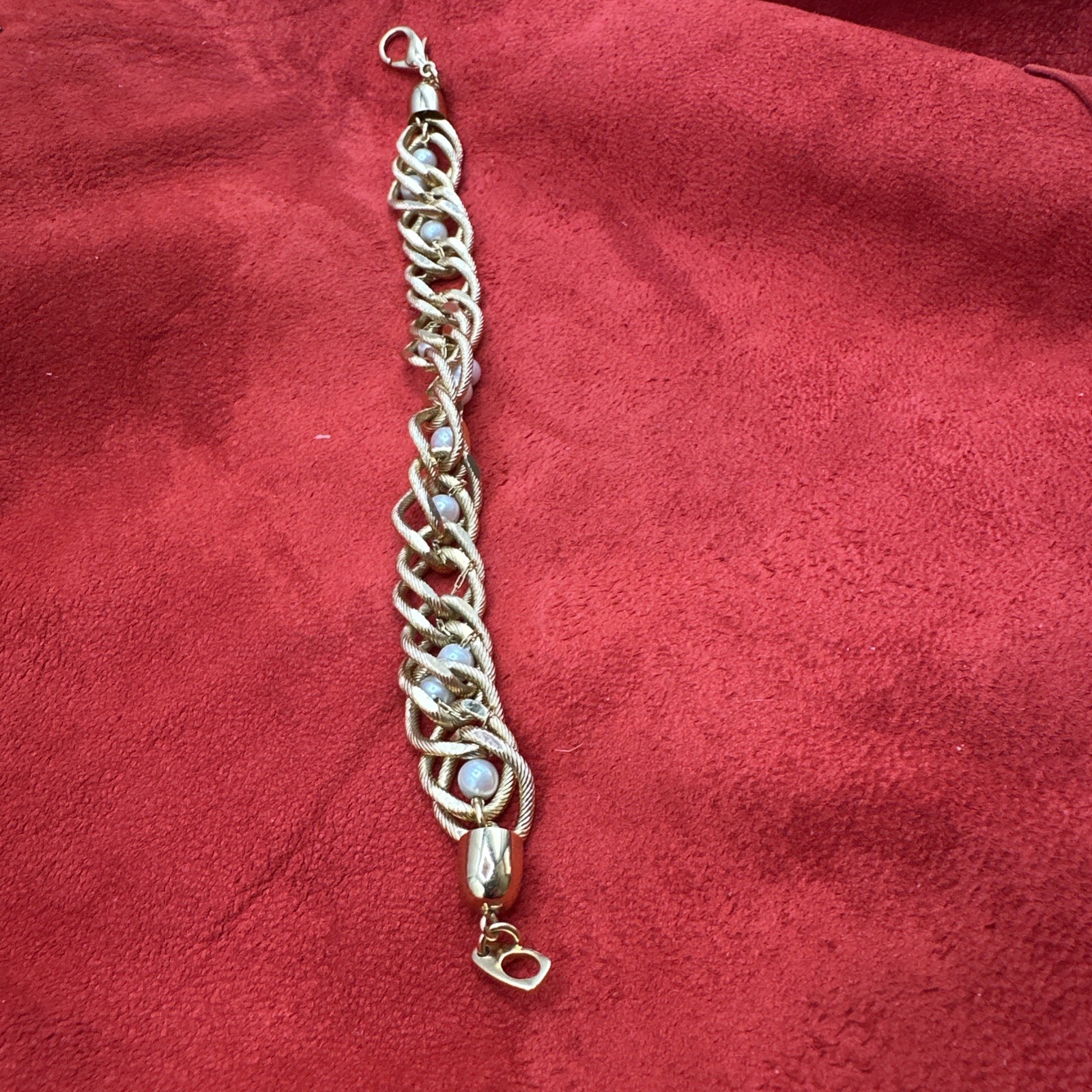 Vintage Gold Toned Links w/ cute little pearls bracelet.6” long. See pics.