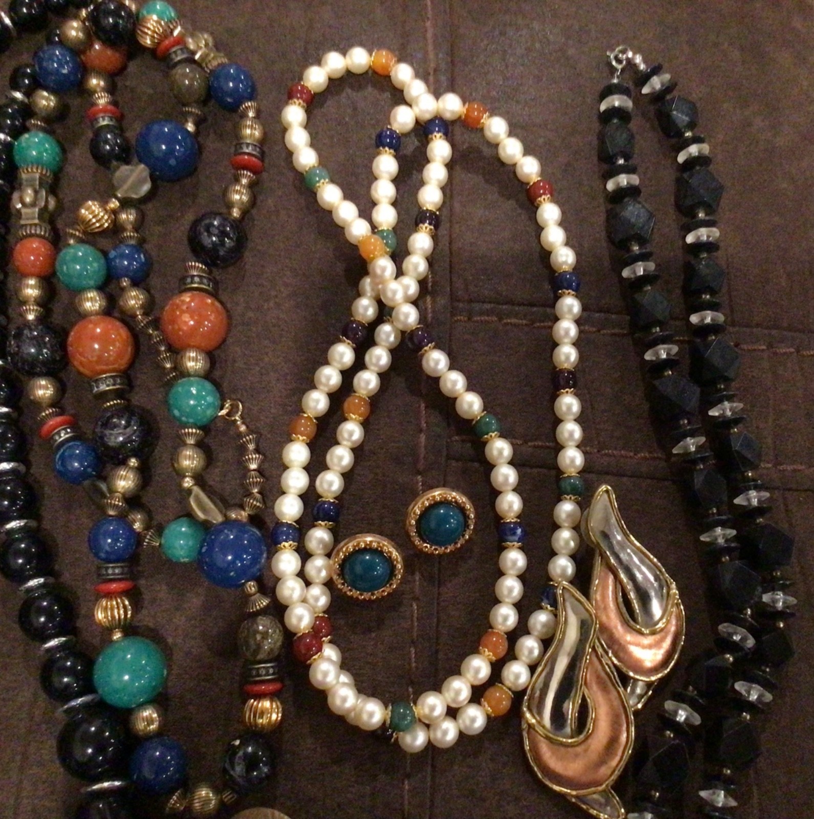 Vintage Style Costume Jewelry Lot – Necklaces, Bracelet, Brooches, earing– Mixed