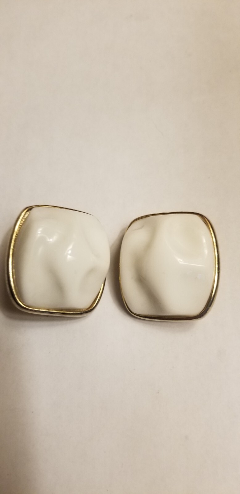 VINTAGE MCM THERMOSET WHITE SQUARE CLIP ON gold tone EARRINGS