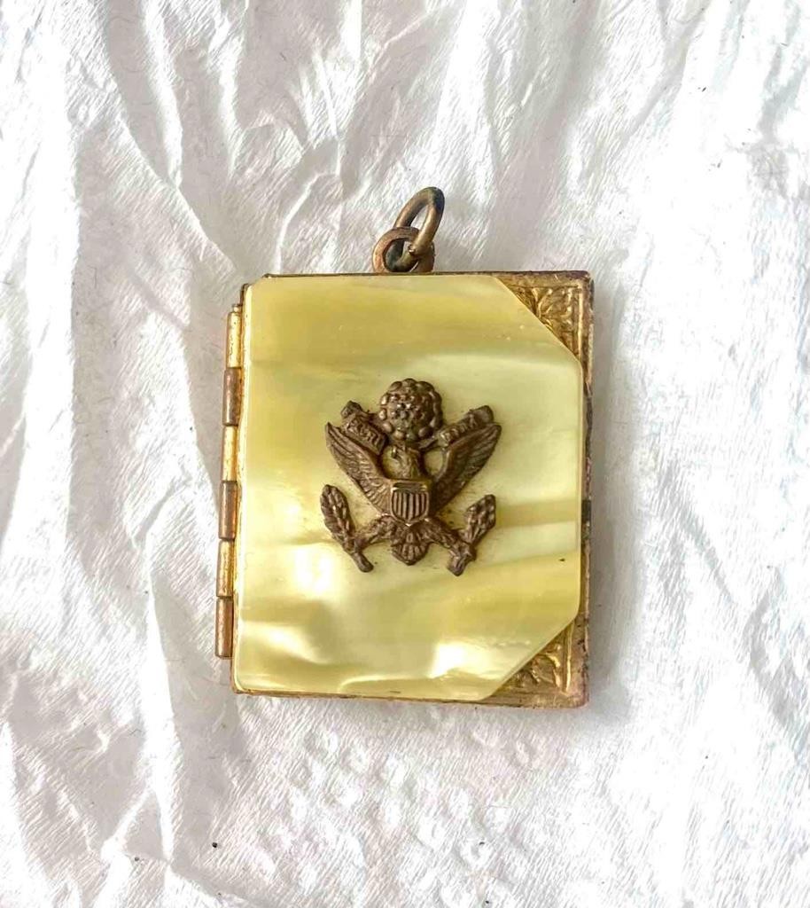 WWII SWEETHEART LOCKET W/GREAT PHOTO FORT KNOX KENTUCKY WWII ARMY PHOTO