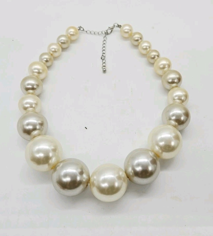 Faux Pearl Necklace White Chunky Graduated Wilma Flintstone Silver tone 21 in