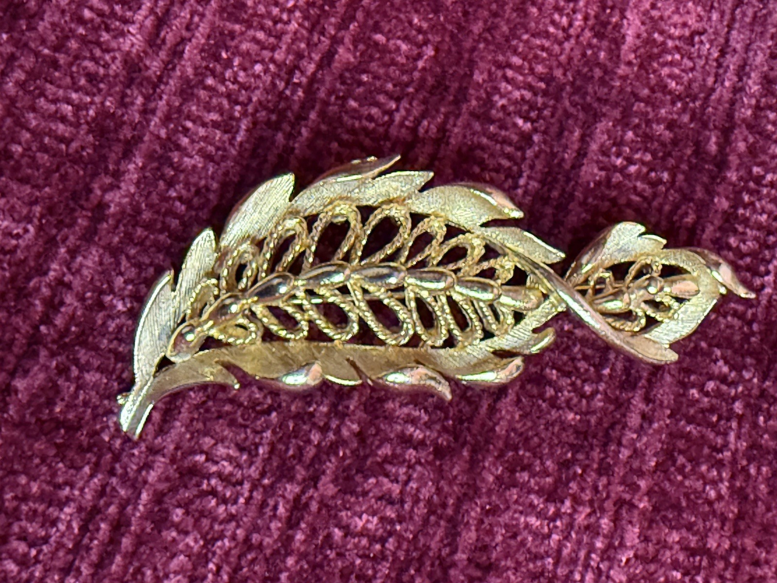 🔥Vintage Lisner Brooch Pin Textured Gold Tone Signed