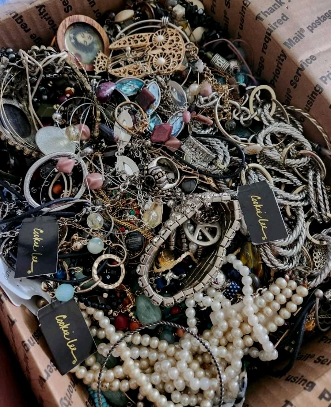 2 Pounds Jewelry Costume Vintage Mix LBS necklaces bracelets pins rings etc lbs