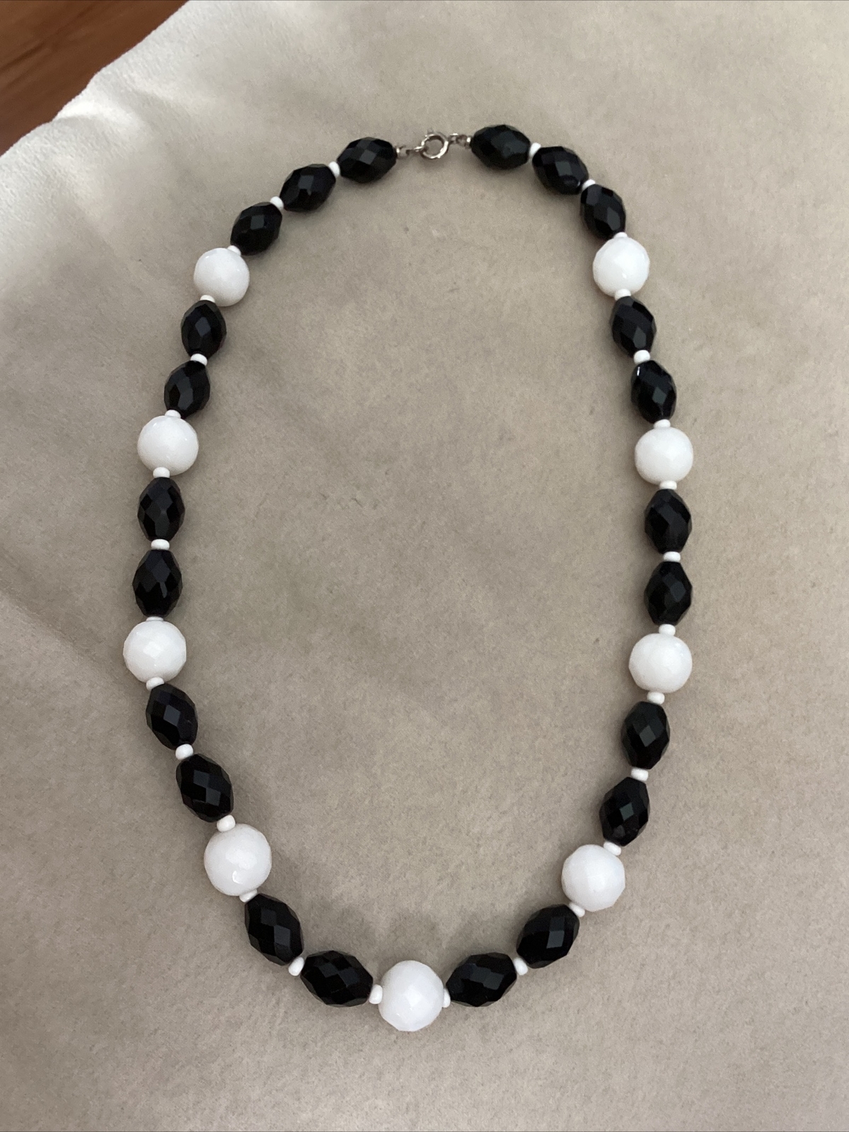 Vintage Black & White Round & Oval Glass Faceted Beaded Necklace 18”