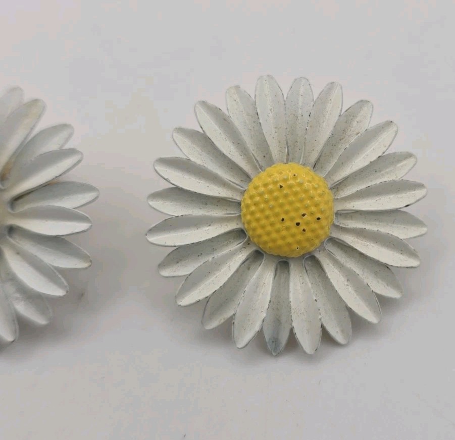Vintage Daisy Flower Enamel Metal Clip On Earrings Retro Groovy Hippy Ecclectic