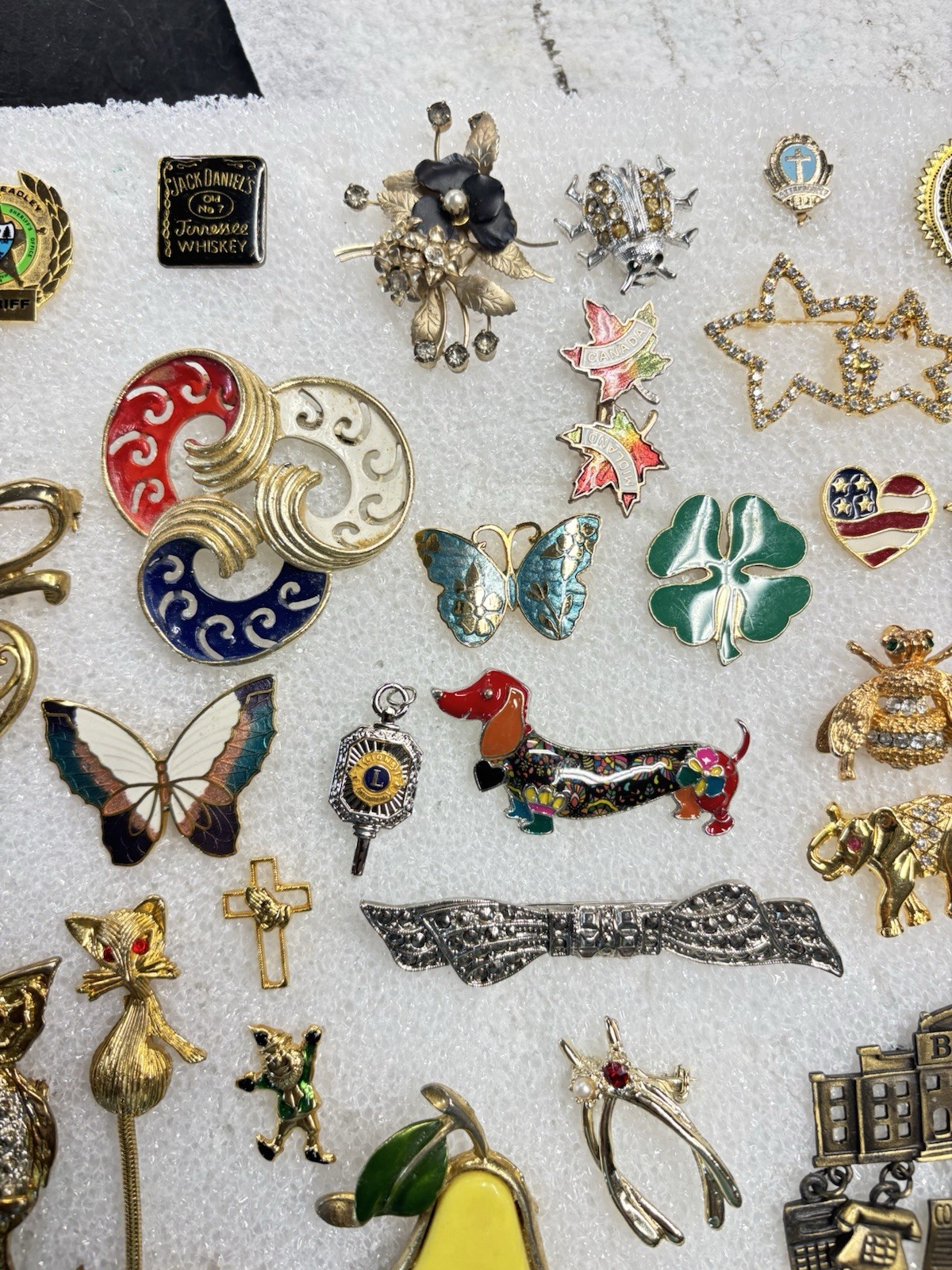 Estate Find Lot Of Assorted Pins/Brooches.