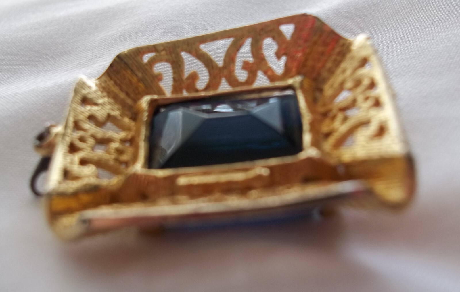 Vtg Signed Edlee Goldtone Opencut Rectangular Pendant Blue/Purple Stone