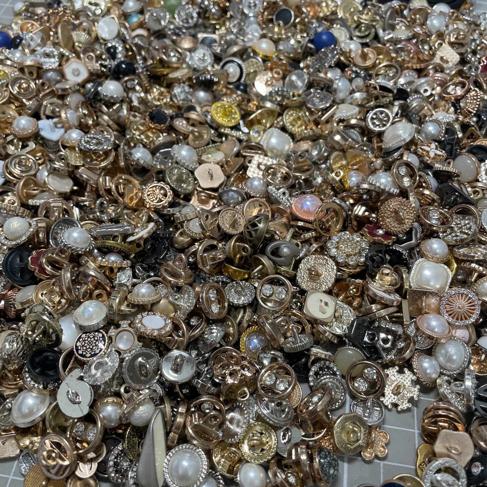 Vintage-now Costume Jewelry makeing Lots button Read Description 50pcs