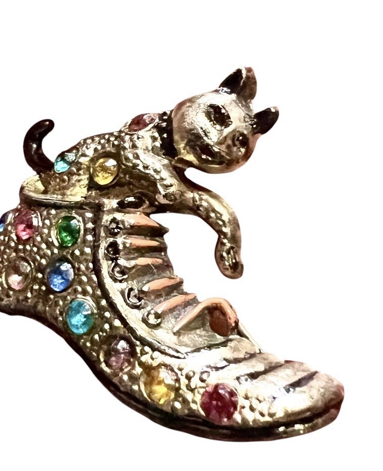 Fun Little Nemo L/N Signed Cat Playing In Shoe Rhinestone Pin