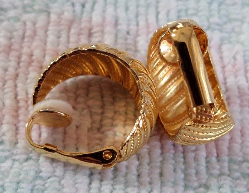 Vintage Lot 6 Prs Assorted Sizes & Patterns Goldtoned Hoop Clip-on Earrings