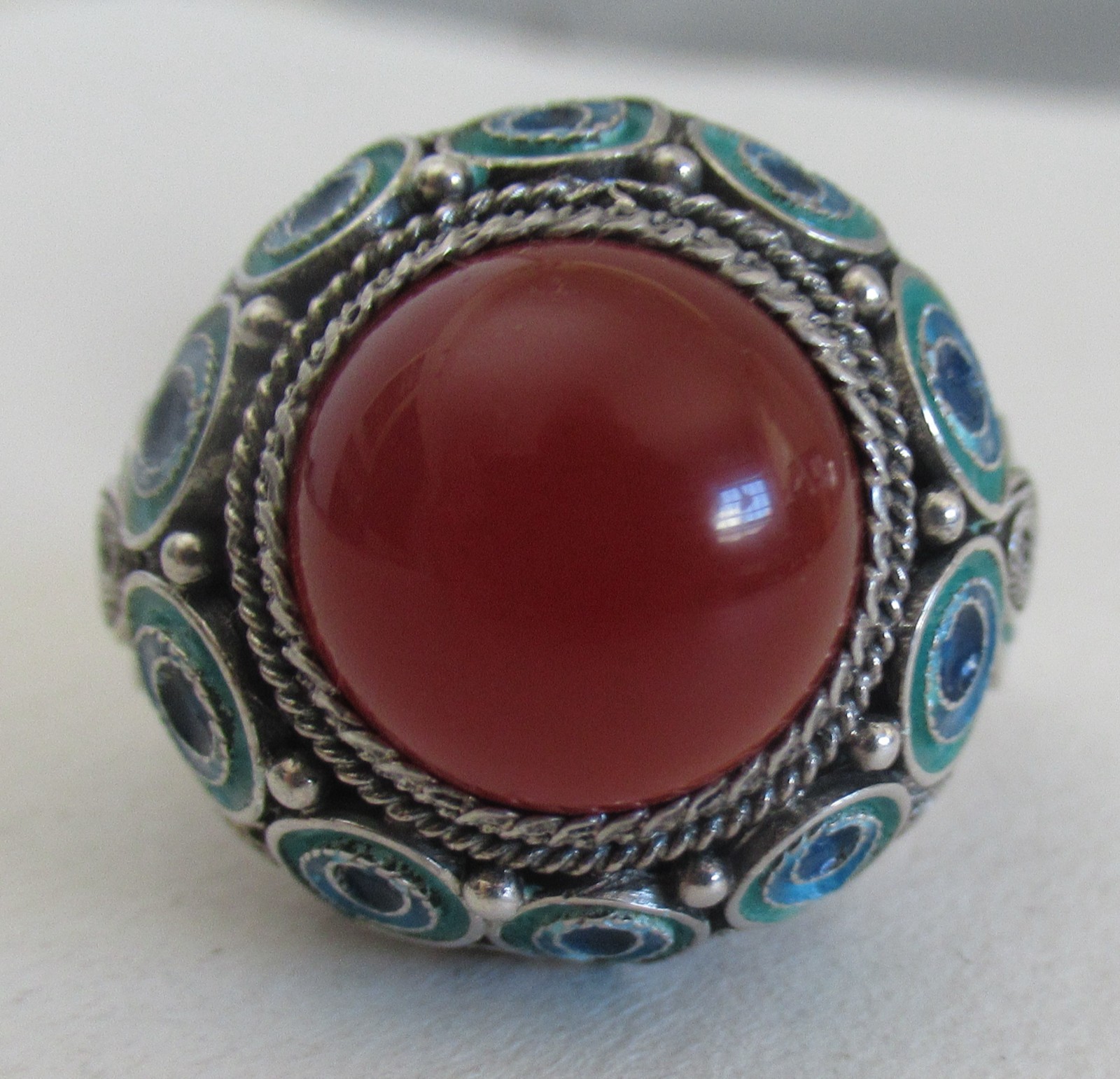 UNISEX SIZE 10 BOLD CHINA EXPORT STERLING RING, PEACOCK ENAMEL & CARNELIAN, 11GR