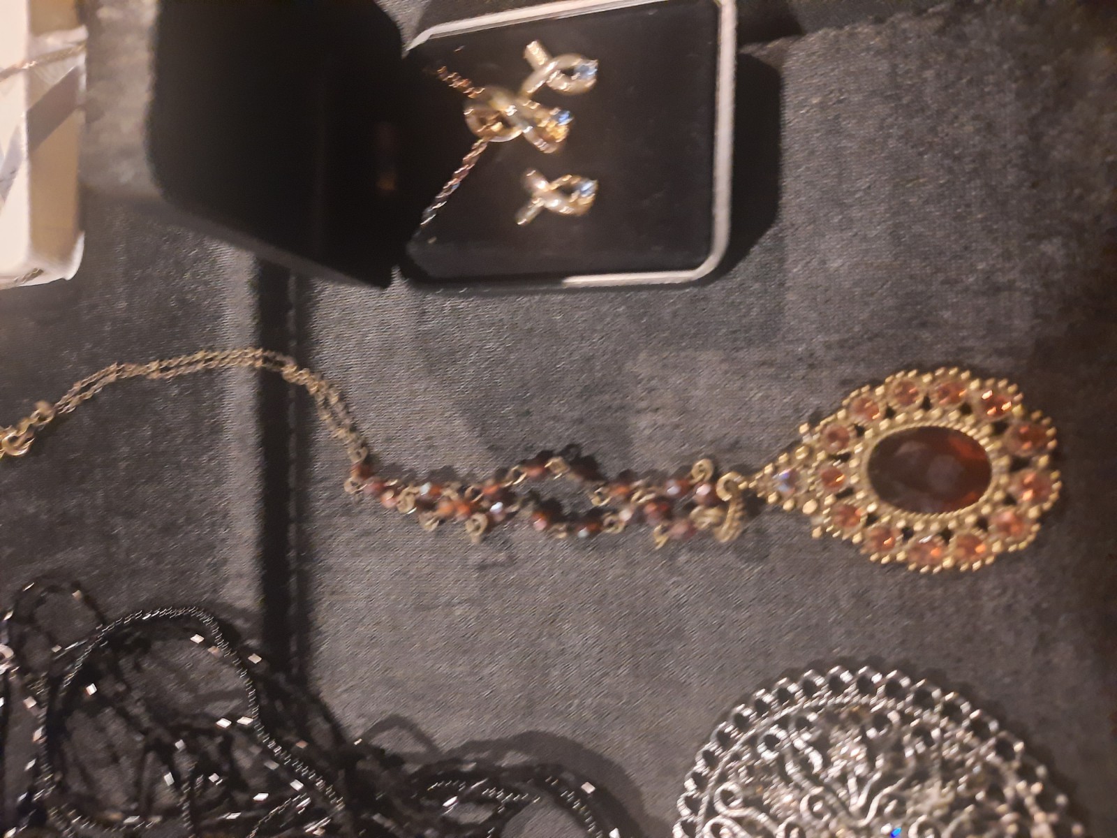 Beautiful vintage to modern wearable jewelry lot of 17 Pieces fashion jewelry