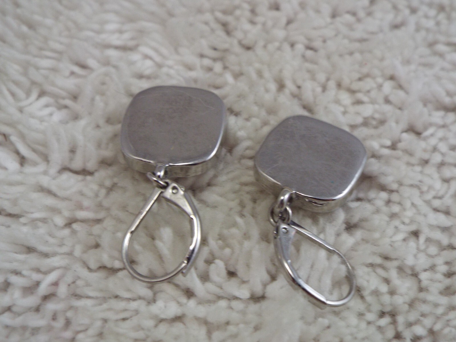 Silvertone Peach Glass Pierced Earrings (B30)