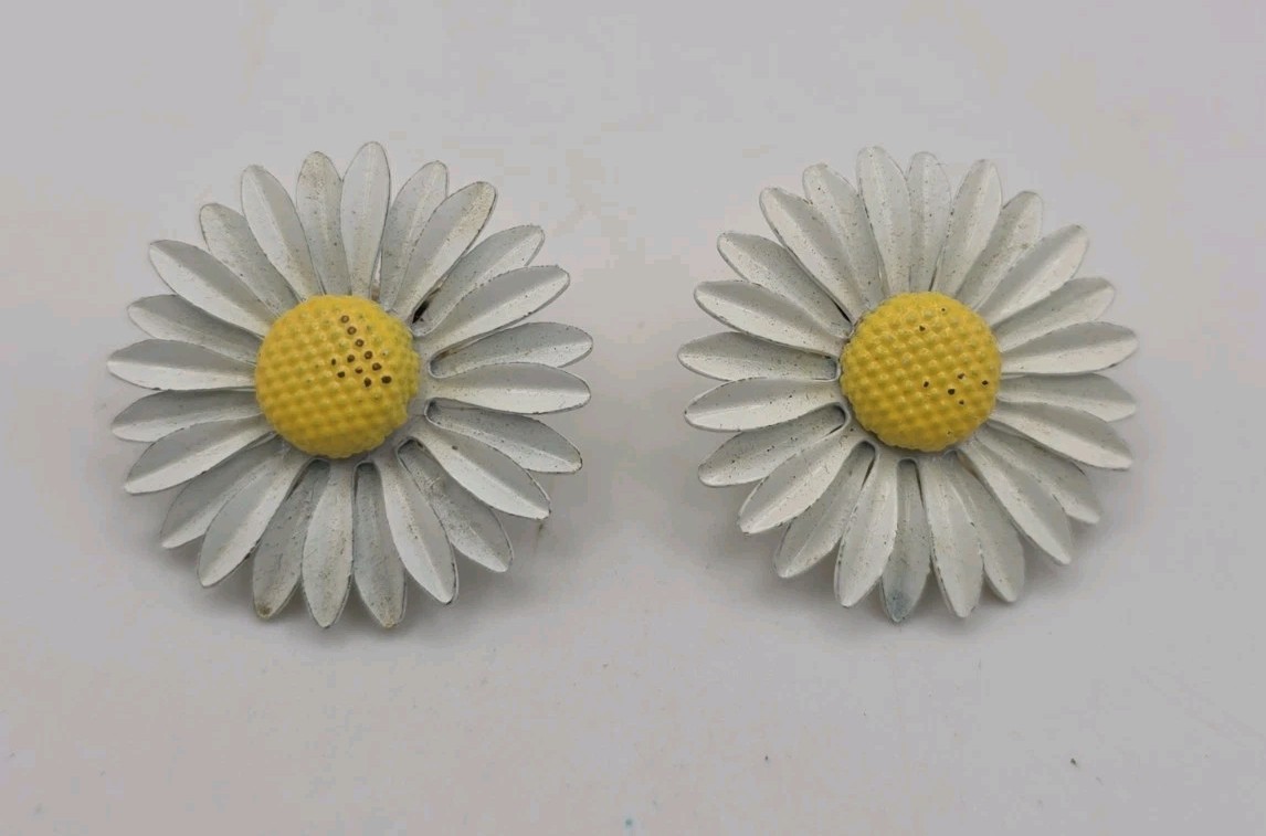 Vintage Daisy Flower Enamel Metal Clip On Earrings Retro Groovy Hippy Ecclectic